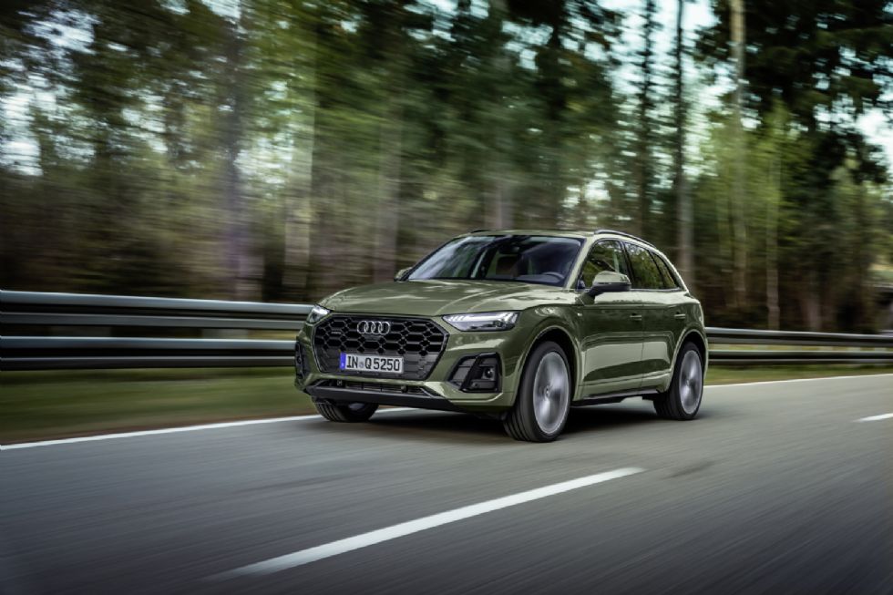 Το Audi Q5 βαδίζοντας στα πιο σύγχρονα σχεδιαστικά μονοπάτια της γερμανικής φίρμας, απέκτησε πιο ενδιαφέρουσα και δυναμική σχεδίαση, μέσω του νέου μπροστά προφυλαχτήρα και των OLED πίσω φωτιστικών σωμ